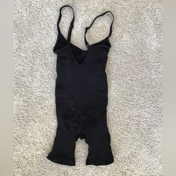 SKIMS Seamless Sculpt Mid Thigh Bodysuit - Picture 6 of 7